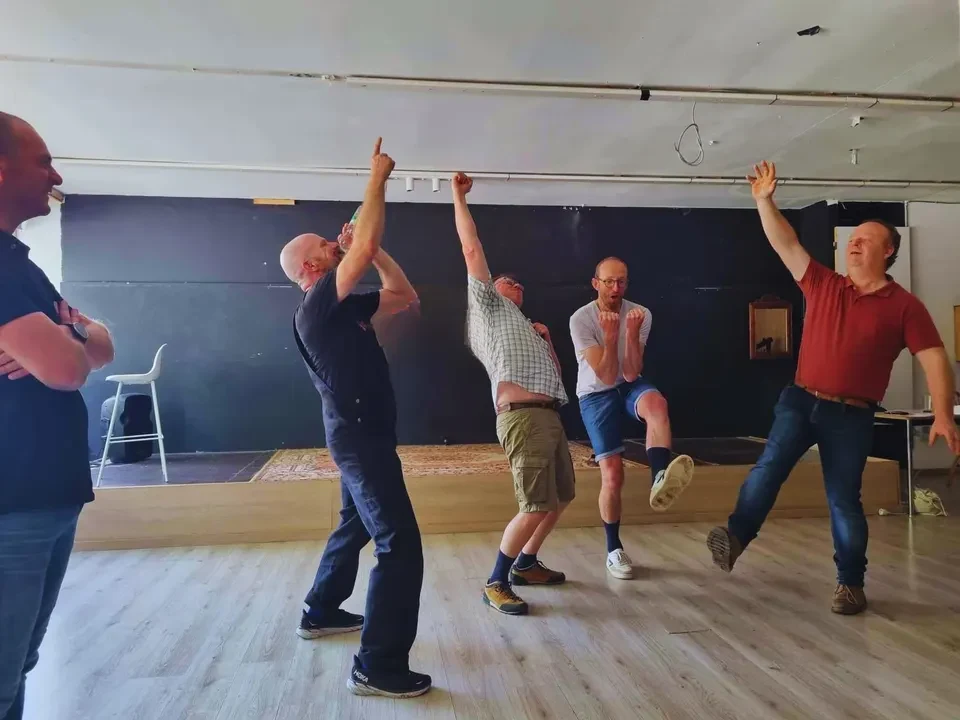 Deelnemers tijdens een humorimprovisatieworkshop van Barbara Loots