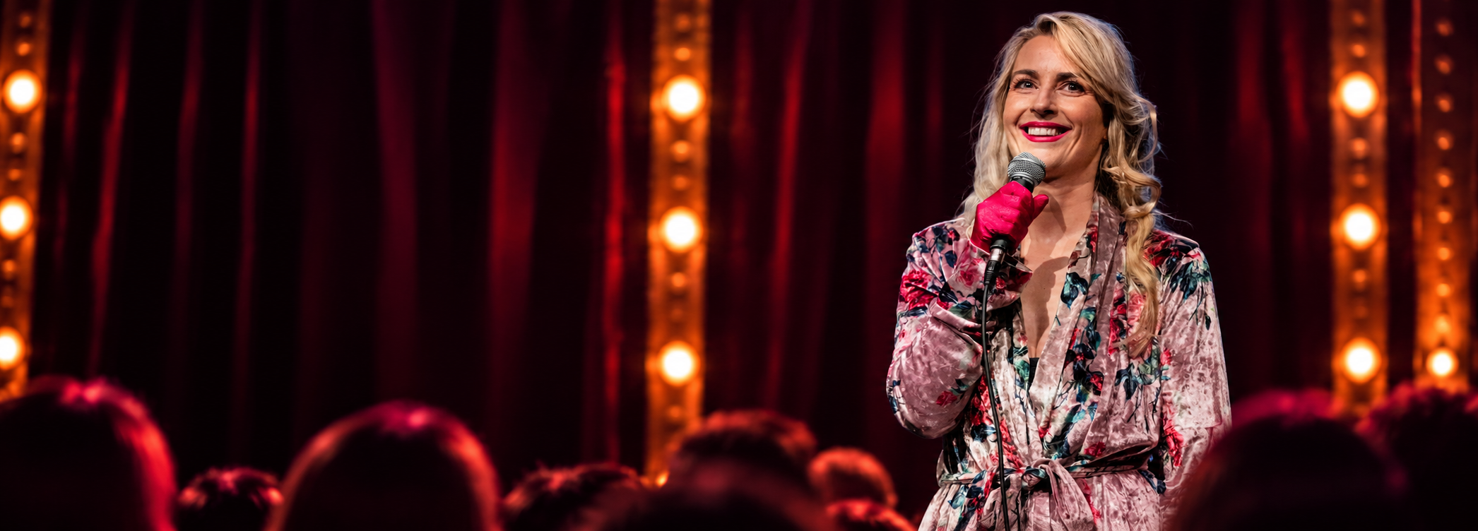 Barbara Loots in een theatrale setting